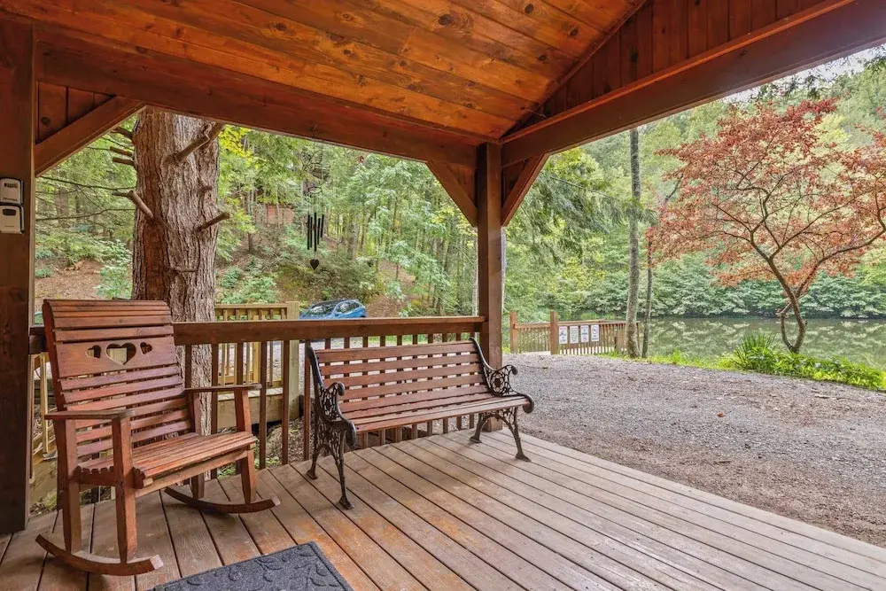 Lakeside Cabin w/ Hot Tub, Fireplace Near Dollywood & Trails Smoky Shores Retreat by Avantstay