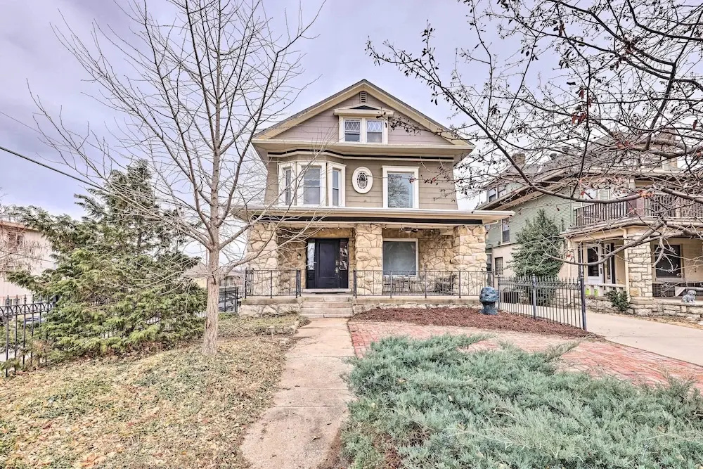 Walkable KC Home Base! Near Sports Events & Fun
