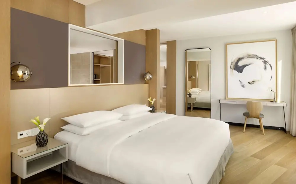 Presidential Double Suite full double bed