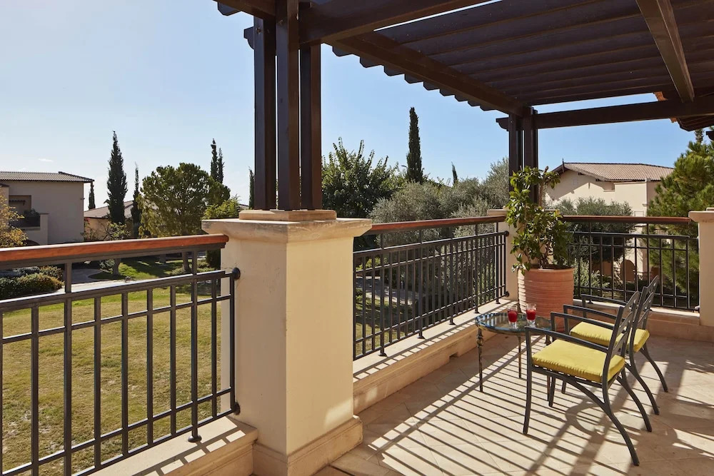 Двухместный номер Deluxe с видом на сад двуспальная кровать в Aphrodite Hills Hotel