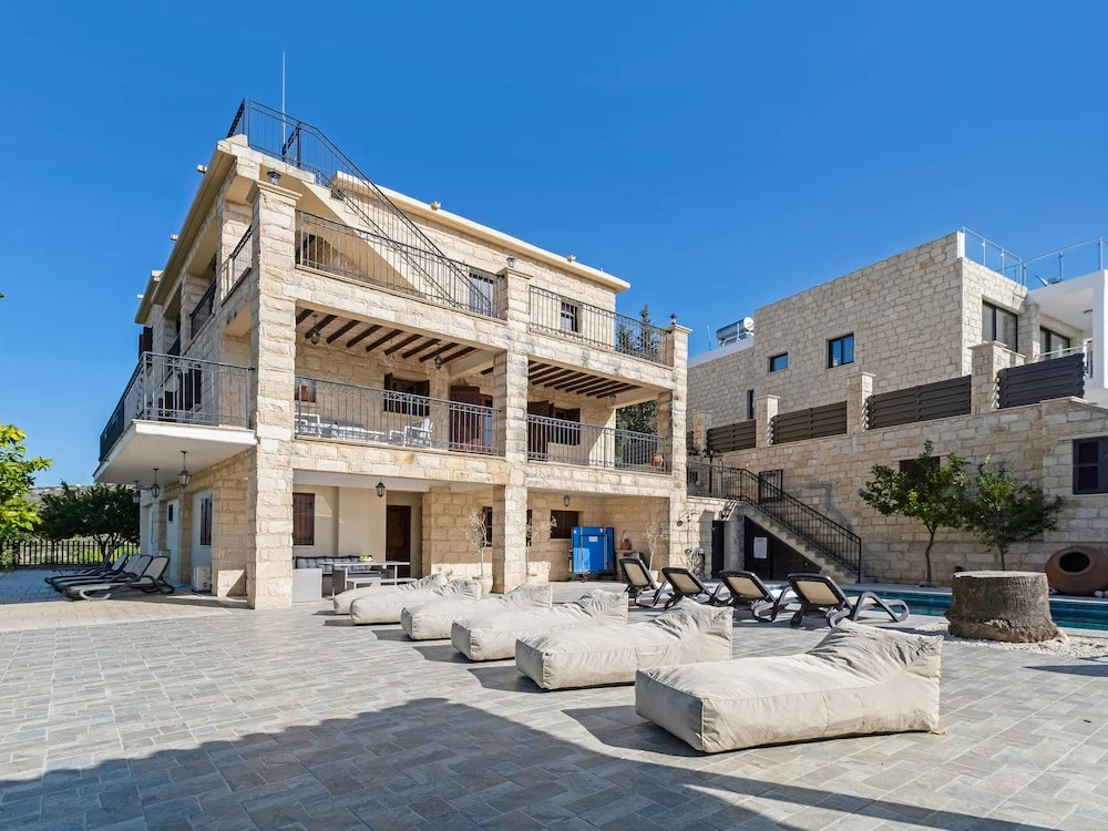 Spacious 7-bdr Villa With Pool & Sea View