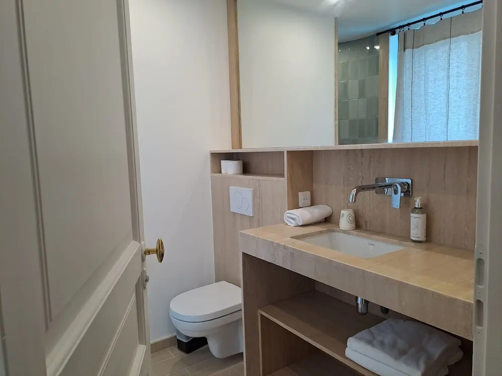 Deluxe Double room (full double bed)