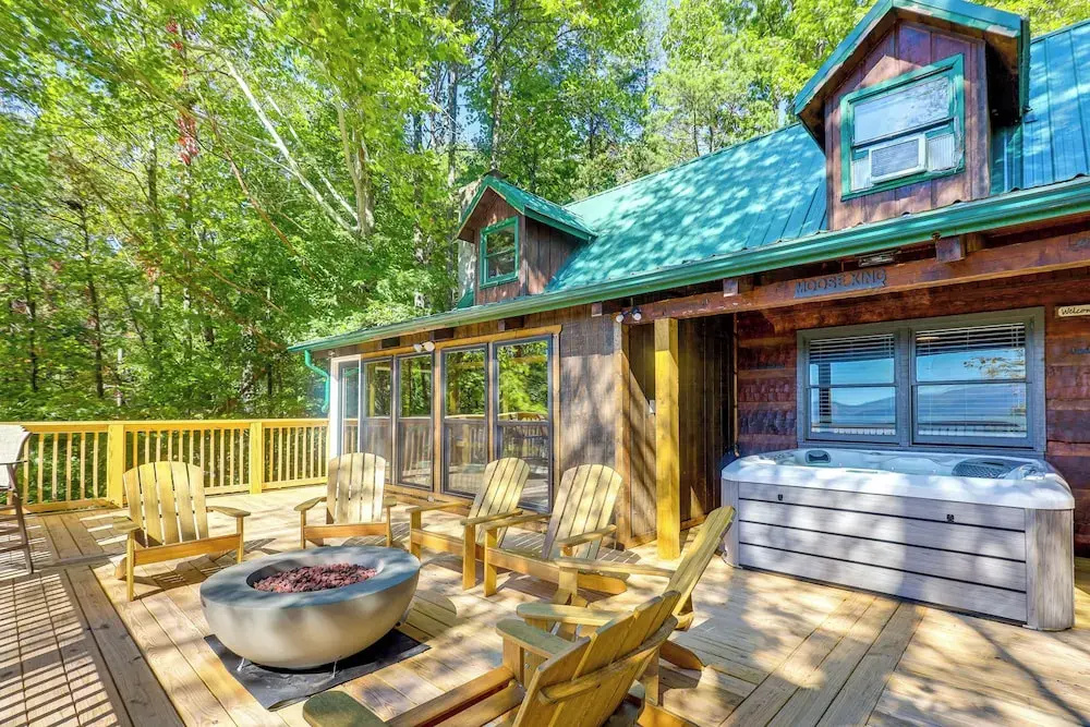 3 Mi to Dtwn: Mtn-view Cabin in Gatlinburg!
