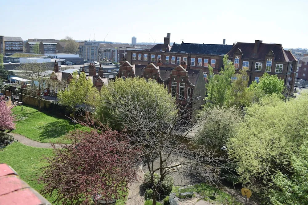 2 Bedroom Apartment Near Central London