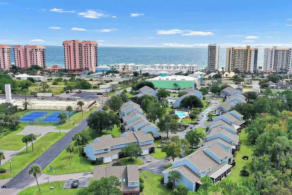 Spacious Family-friendly Retreat Beach Walkable