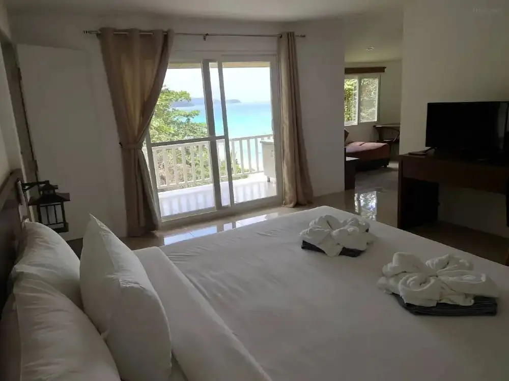 Трёхместный семейный номер Standard в On The Hill Karon Resort