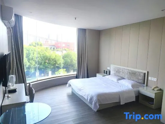 Deluxe Double room (full double bed)