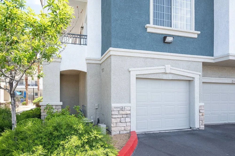 Large Private Condo Near Strip w Pool