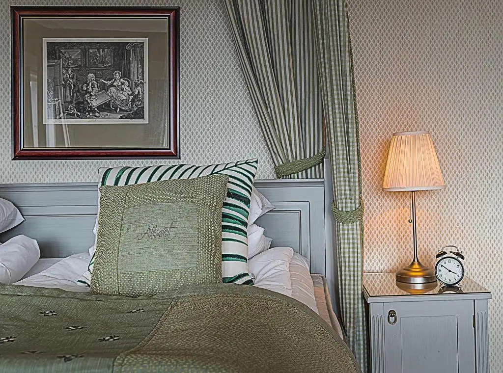 Suite with city view