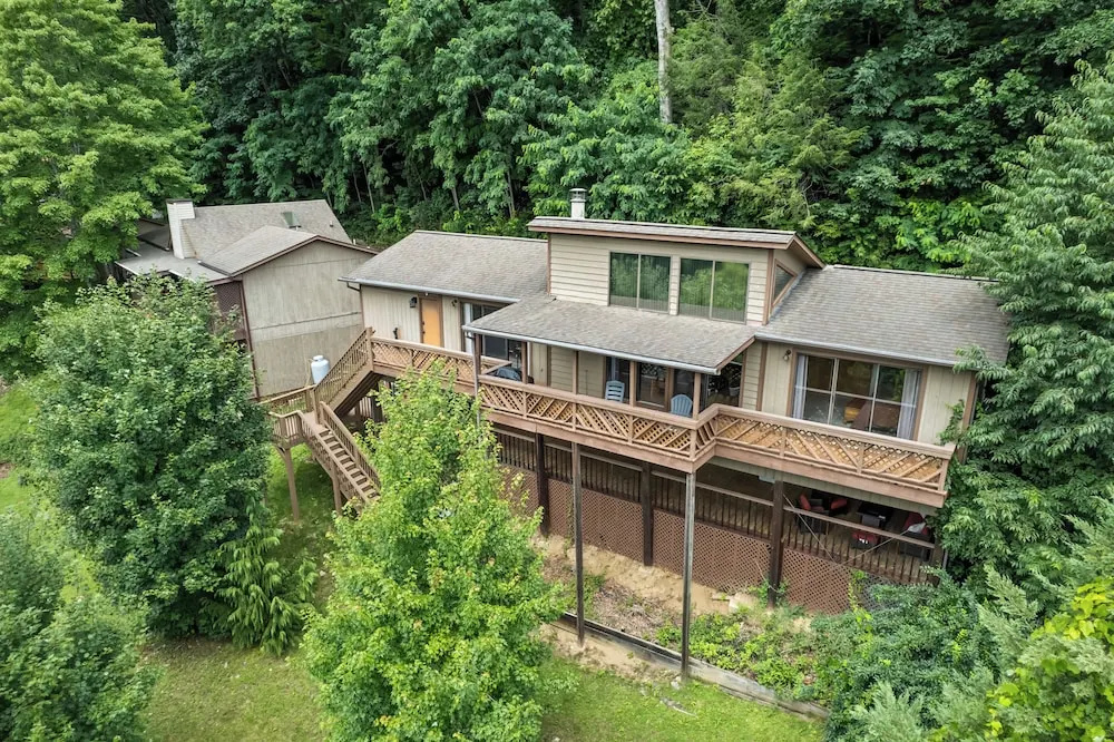 Maggie Valley Mountain Escape w/ Fireplace & Deck!