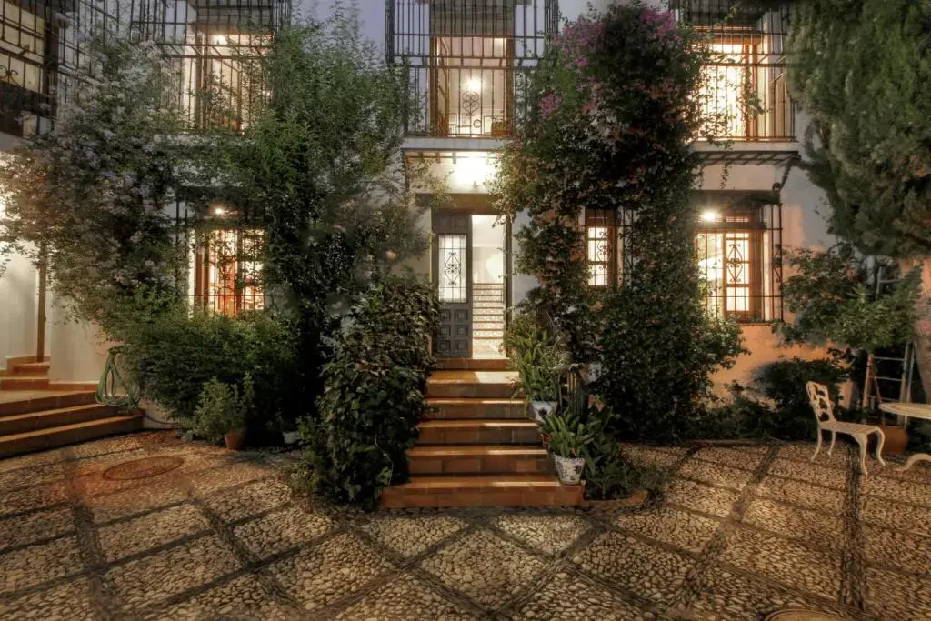 2.5 Million Villa. Magical Sunset. Super Close To Everything. 5br, 4ba, Pool, A/C+Heating