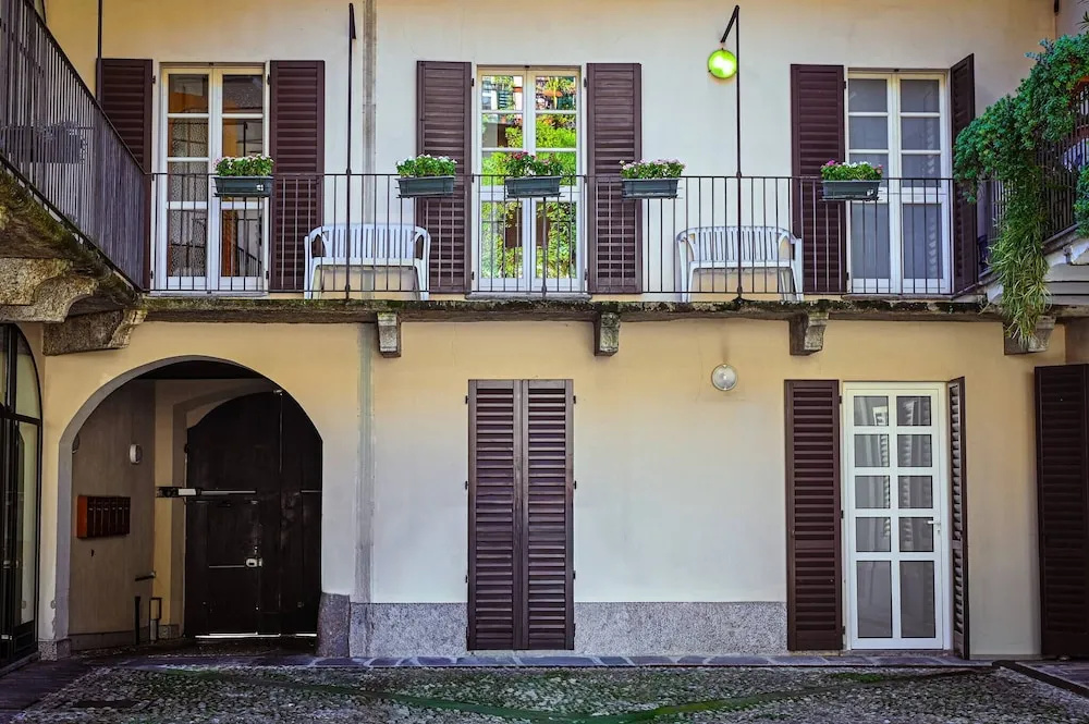 Central Lake View Apartment Crespi in Como