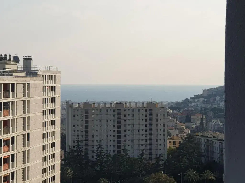 NEW CHEAP PRIVATE ROOM, KITCHEN , OVERWIEUW sea,TRAM on spot, 12 minutes from nice train station with tram , beach in 17 min tram , CHAMBRE PRIVÉE pas cher, cuisine équipée , tram sur place, APERÇU mer, 12 min de la gare de Nice avec le tram, 17 min plage