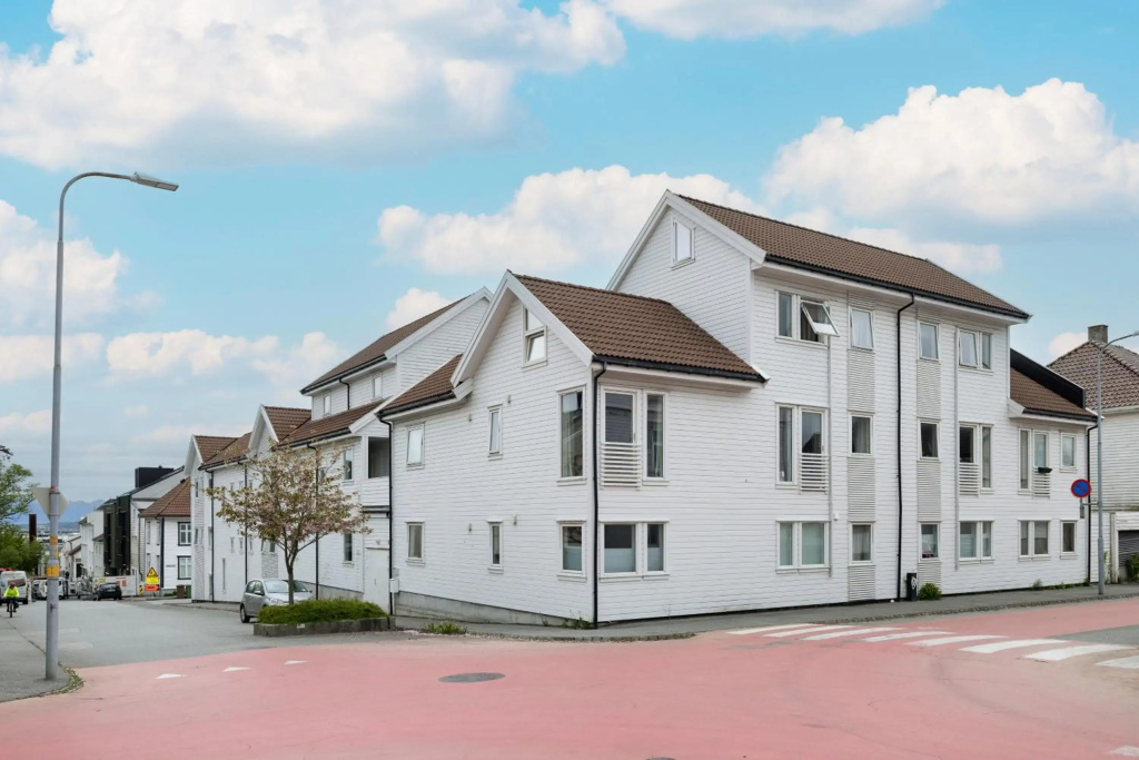 Central top floor apartment