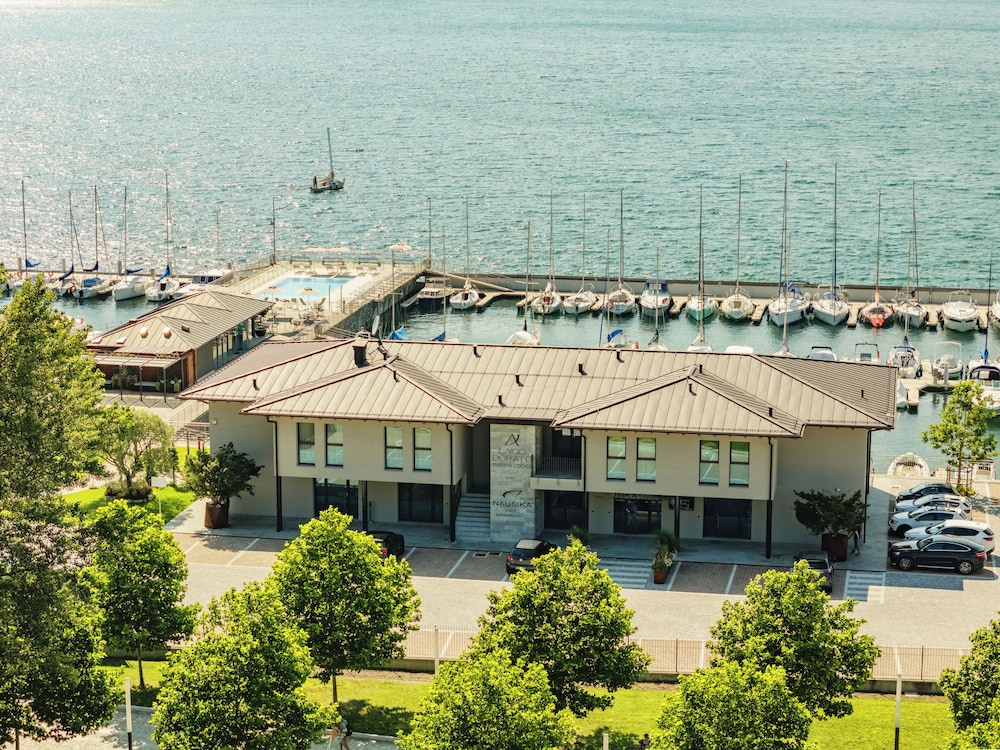 Lago Dorato Marina Lodge Guesthouse