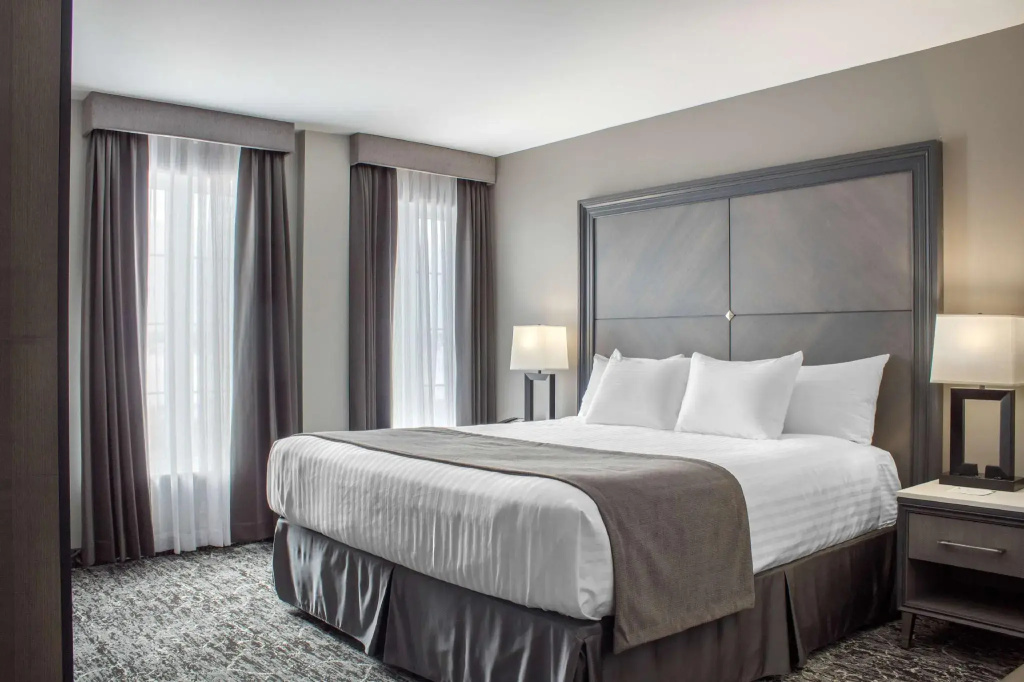 Double Junior Suite with river view full double bed