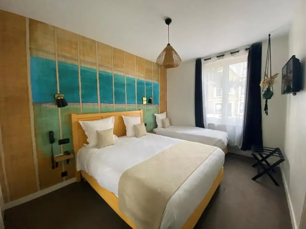 Standard Triple room with courtyard view