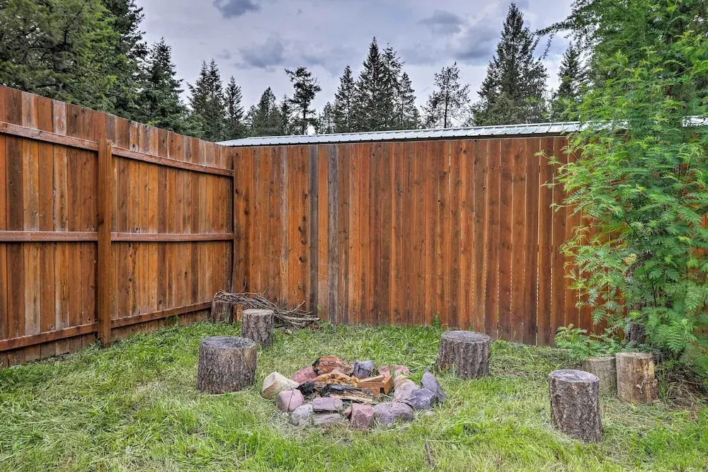 Hungry Horse Cabin: Deck, Fire Pit, Near Glacier!