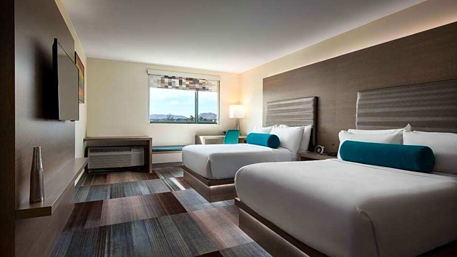 Четырёхместный номер Standard с видом на бассейн 2 отдельные кровати в Aloft Scottsdale