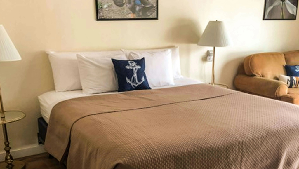 Colonial Inn Ellsworth — 5