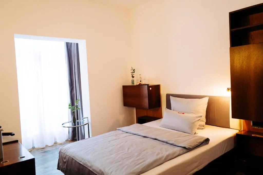 Small Double room (full double bed)