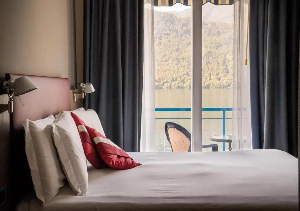 Standard Double room with lake view (full double bed)
