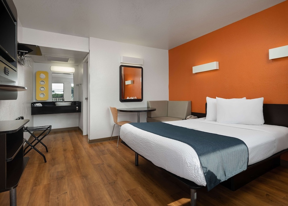Vagabond Inn Santa Barbara - Carpinteria North - Tap to explore photos