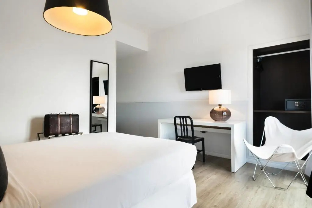 Hotel Acta Madfor - Tap to explore photos