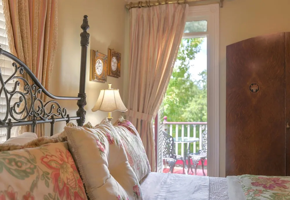 Deluxe Double room with balcony (full double bed)