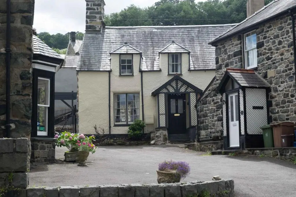 3 Bedrooms Cottage