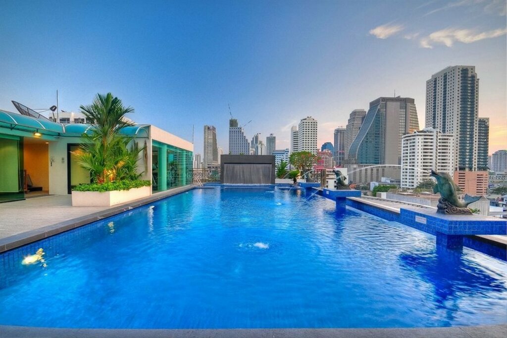 Бассейн в бангкоке. Адмирал премьер Бангкок. Бангкок отель с бассейном на крыше. Таиланд город Бангкок отель с бассейном на крыше. Бангкок столица лома с бассейном на крыше.