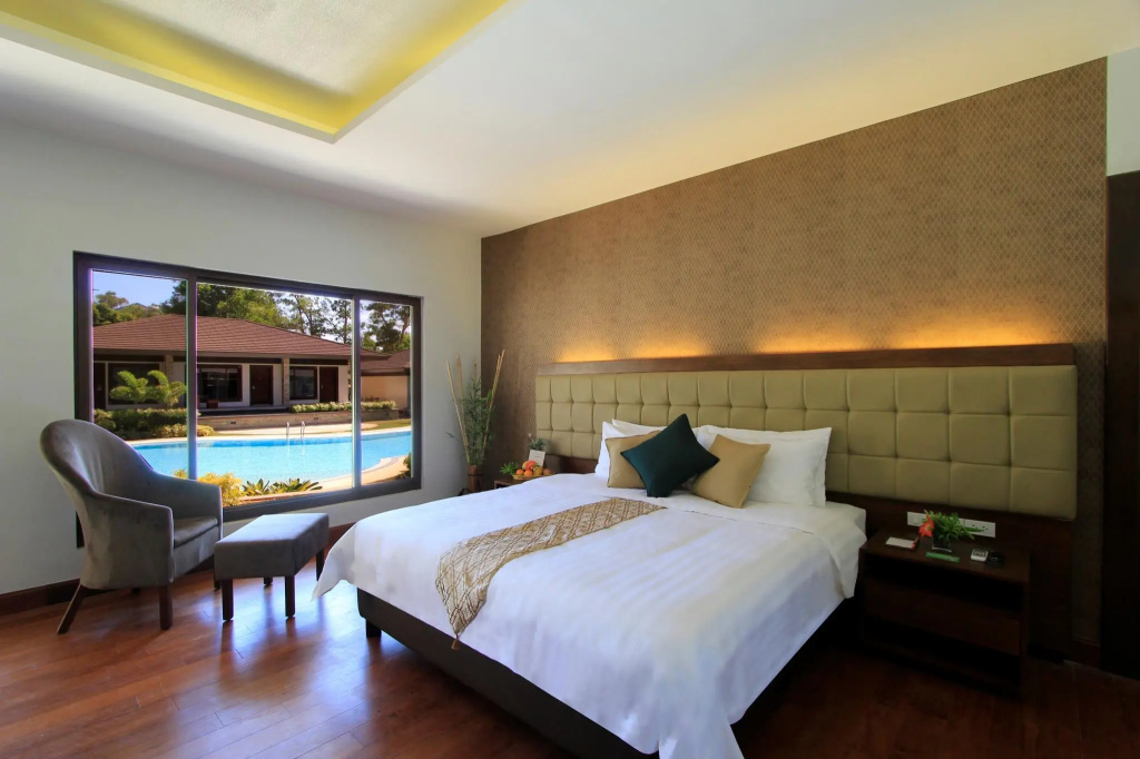 Suite with pool view