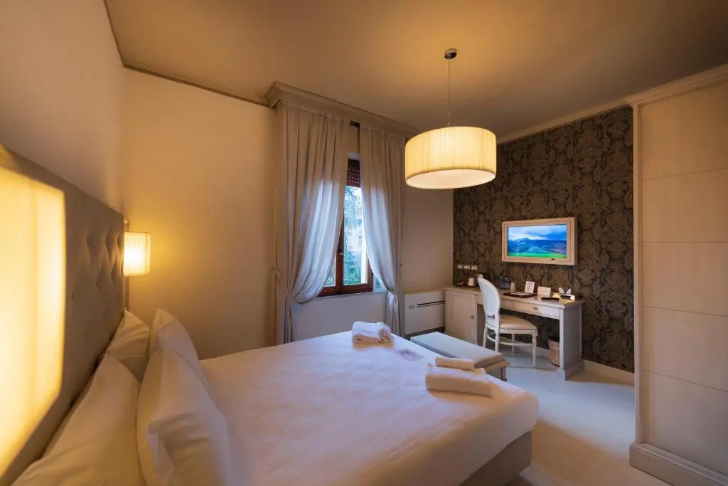 Deluxe Double room (full double bed)