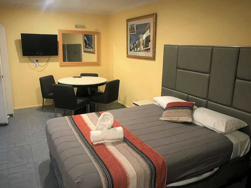Deluxe Quintuple Family room