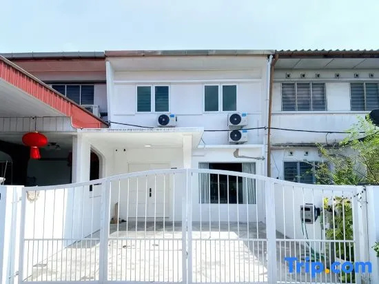 Modern 4BR, 2BA Home – Sleeps 10, 2-Car Parking by Jovial