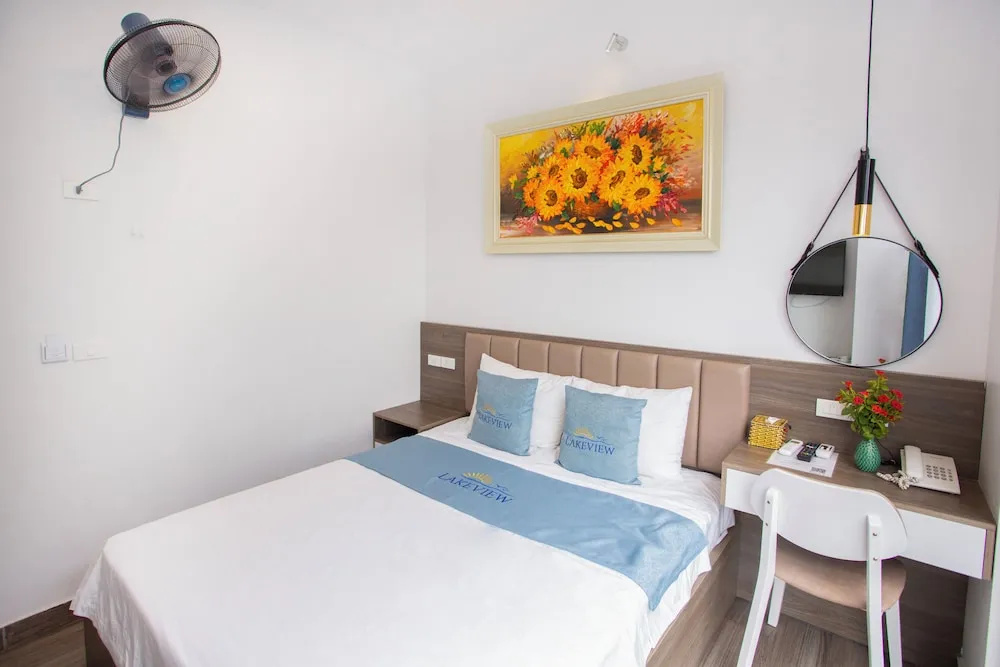 Отель Lake View Hotel в Ханое