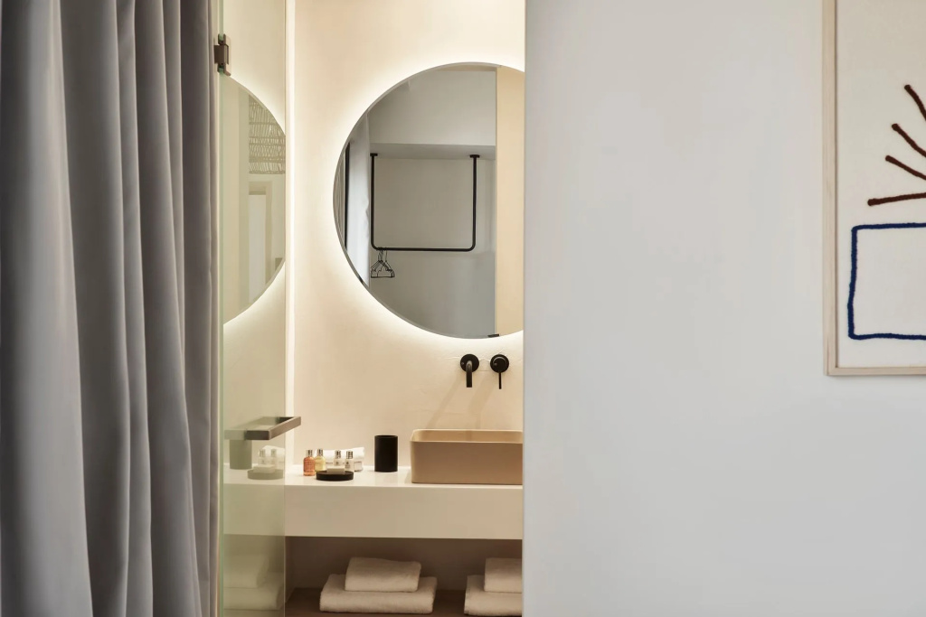 Suite with city view