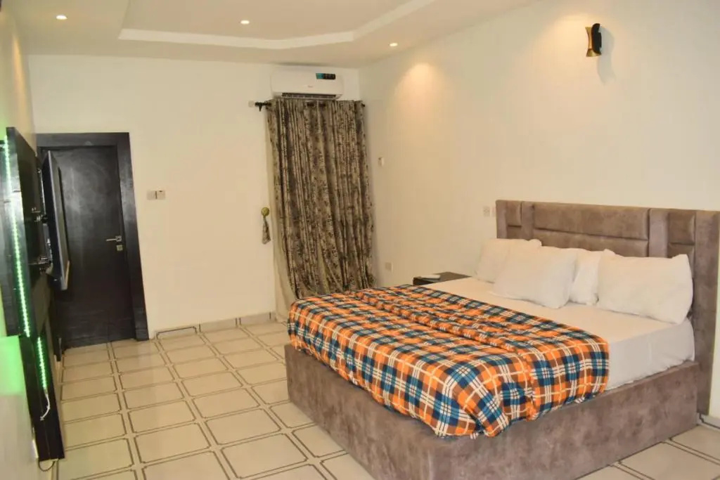 Tastefully Furnished 3 BR apartment