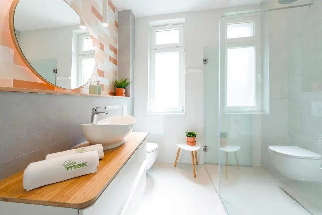 Deluxe Double room with balcony (full double bed)