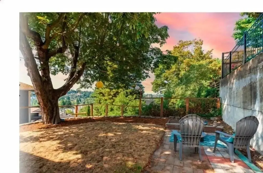 "the Fremont Overlook" W/ Nifty Backyard & Firepit 2 Bedroom Home by RedAwning