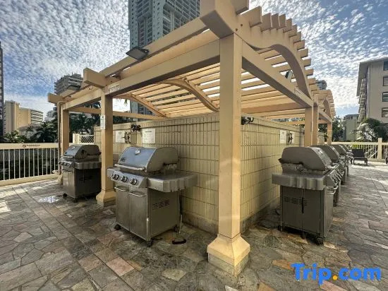 Waikiki Condo 1BR AC & Full Kitchen 23rd FL