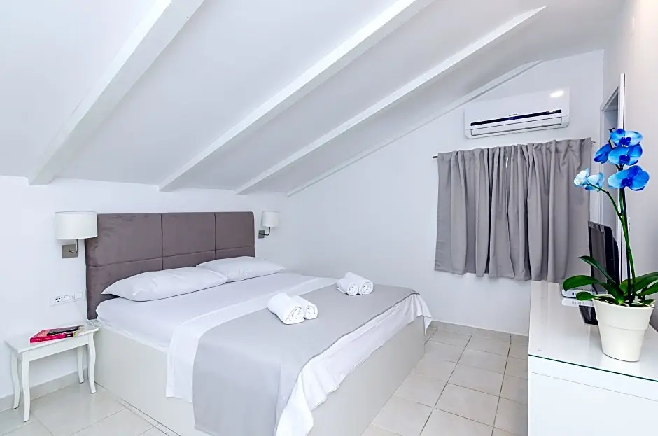 Luxury Double room (full double bed)