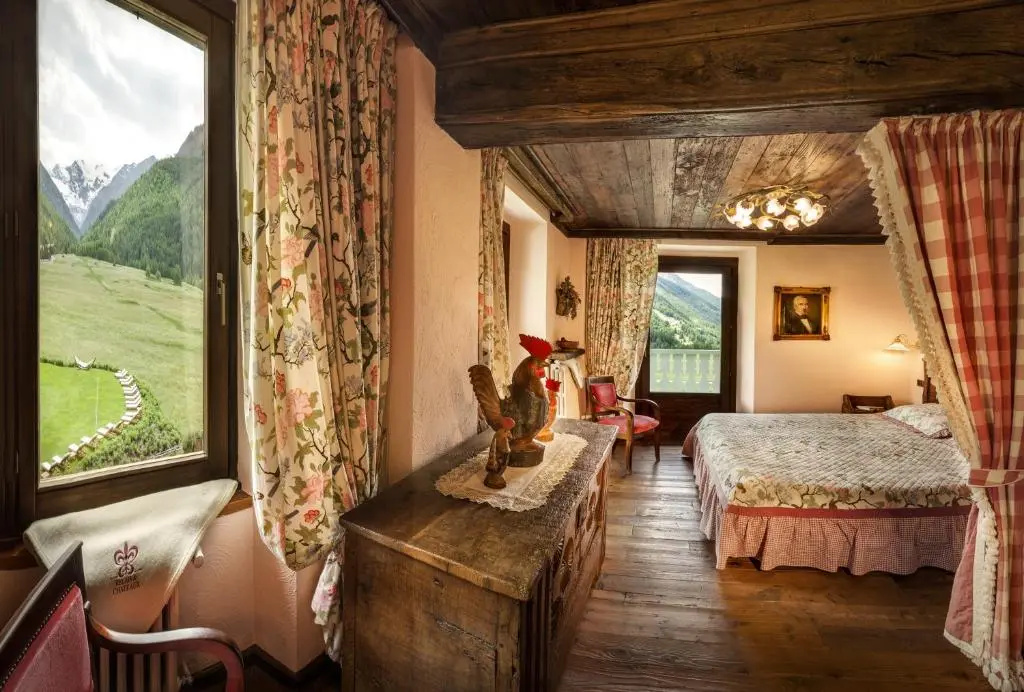 Deluxe Double room with mountain view (full double bed)