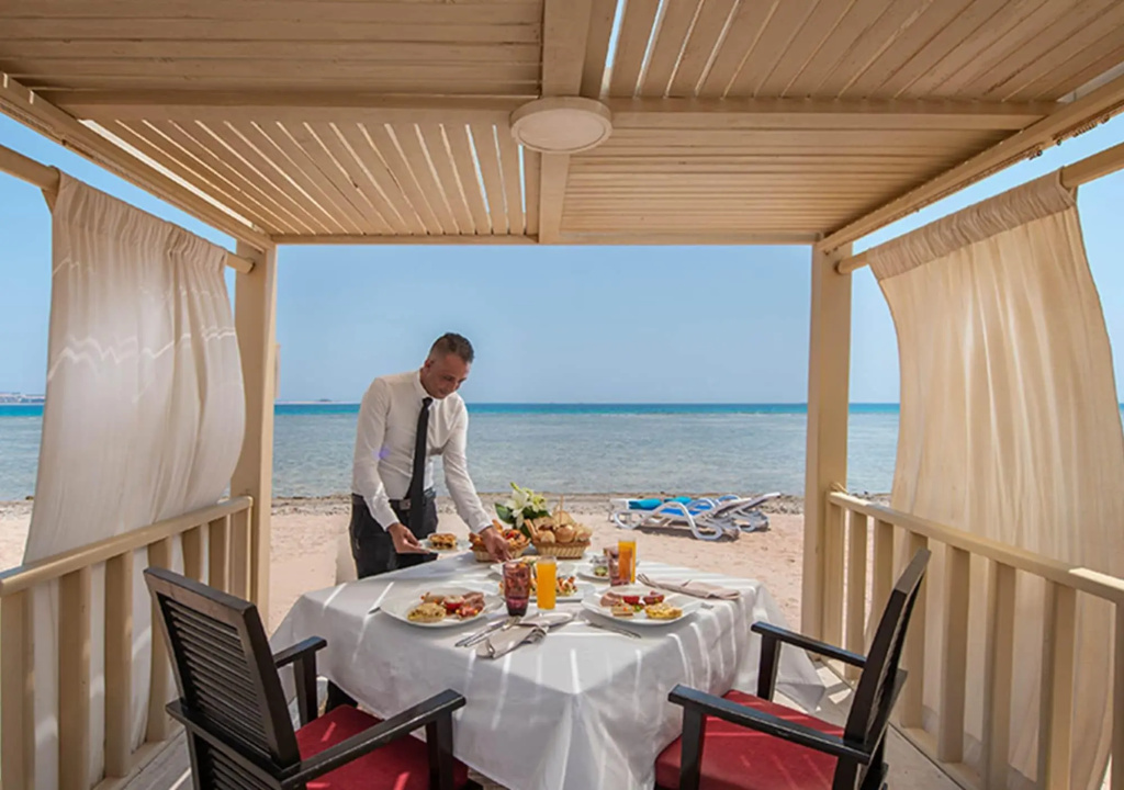 صورة: Premier Le Reve Hotel & Spa Sahl Hashesh -Adults Only: Enjoy a seaside meal in a curtained beach cabana overlooking the water.