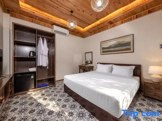 Standard Double room with pool view (full double bed)