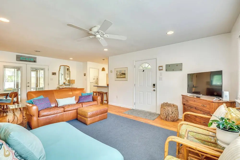 Oak Island Cottage: Minutes to Long Beach!