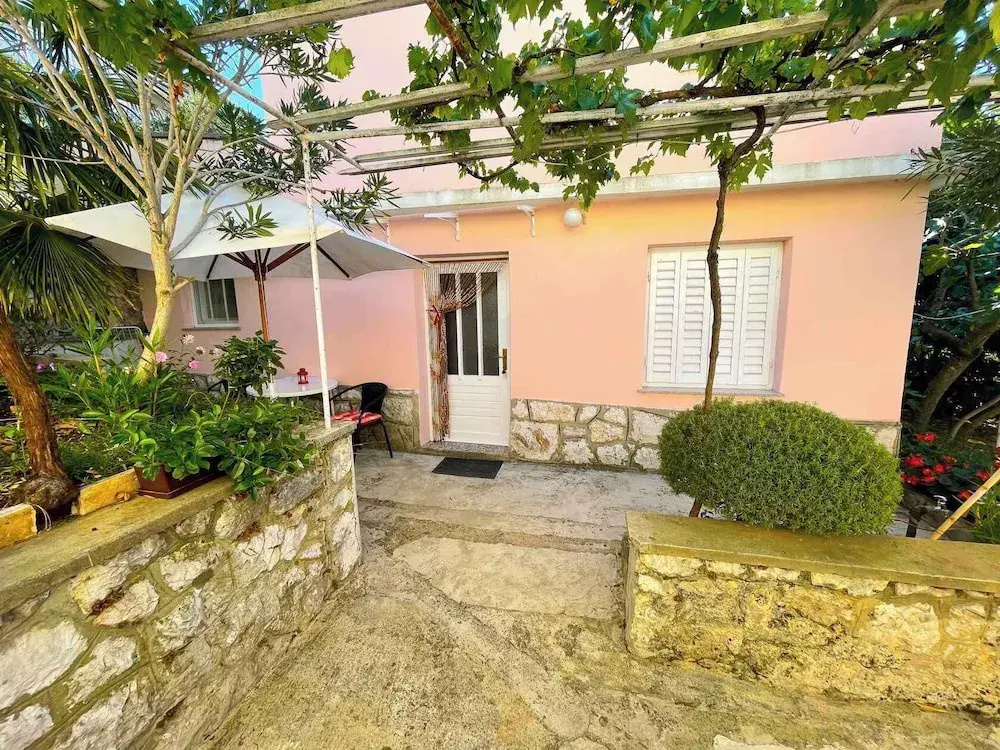 Studio apartment Perovic