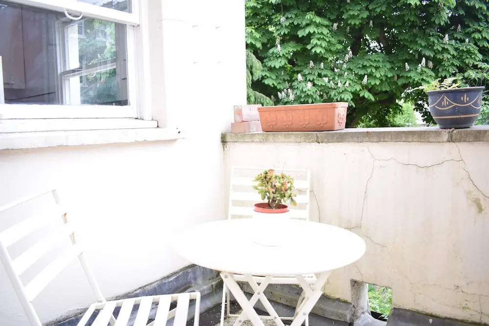 2 Bedroom Apartment With Balcony in Earls Court