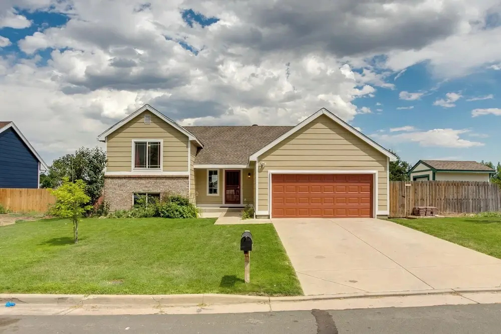 Grill, Fireplace & Fenced-in Yard: Thornton Home!
