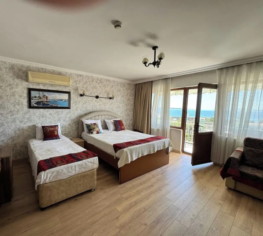 Double room with sea view (full double bed)
